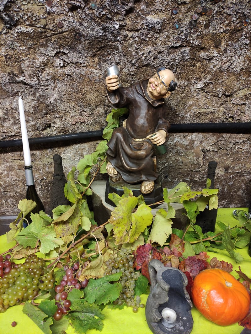 Traditionelle Statue am Weingut